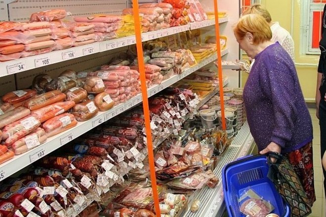 По продуктовым карточкам малоимущие россияне будут получать 10 000 в год