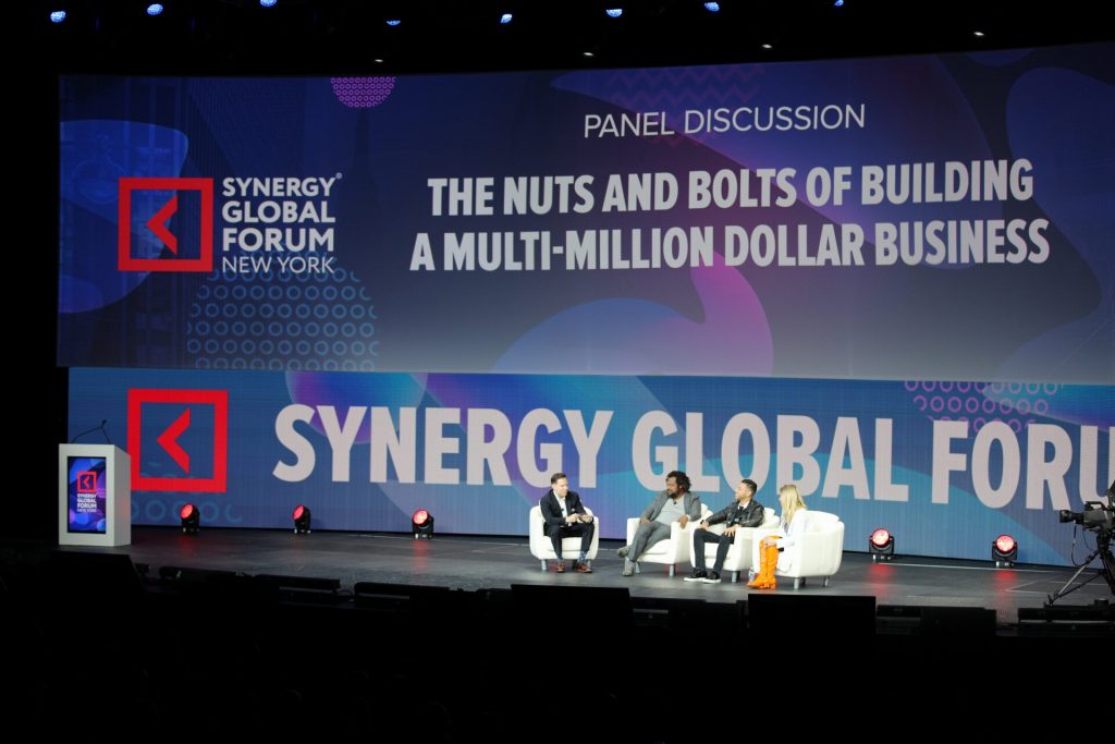 Synergy Global Forum, Нью-Йорк - after party - общий план - панельная дискуссия Составные части и механизмы построения многомиллионного бизнеса