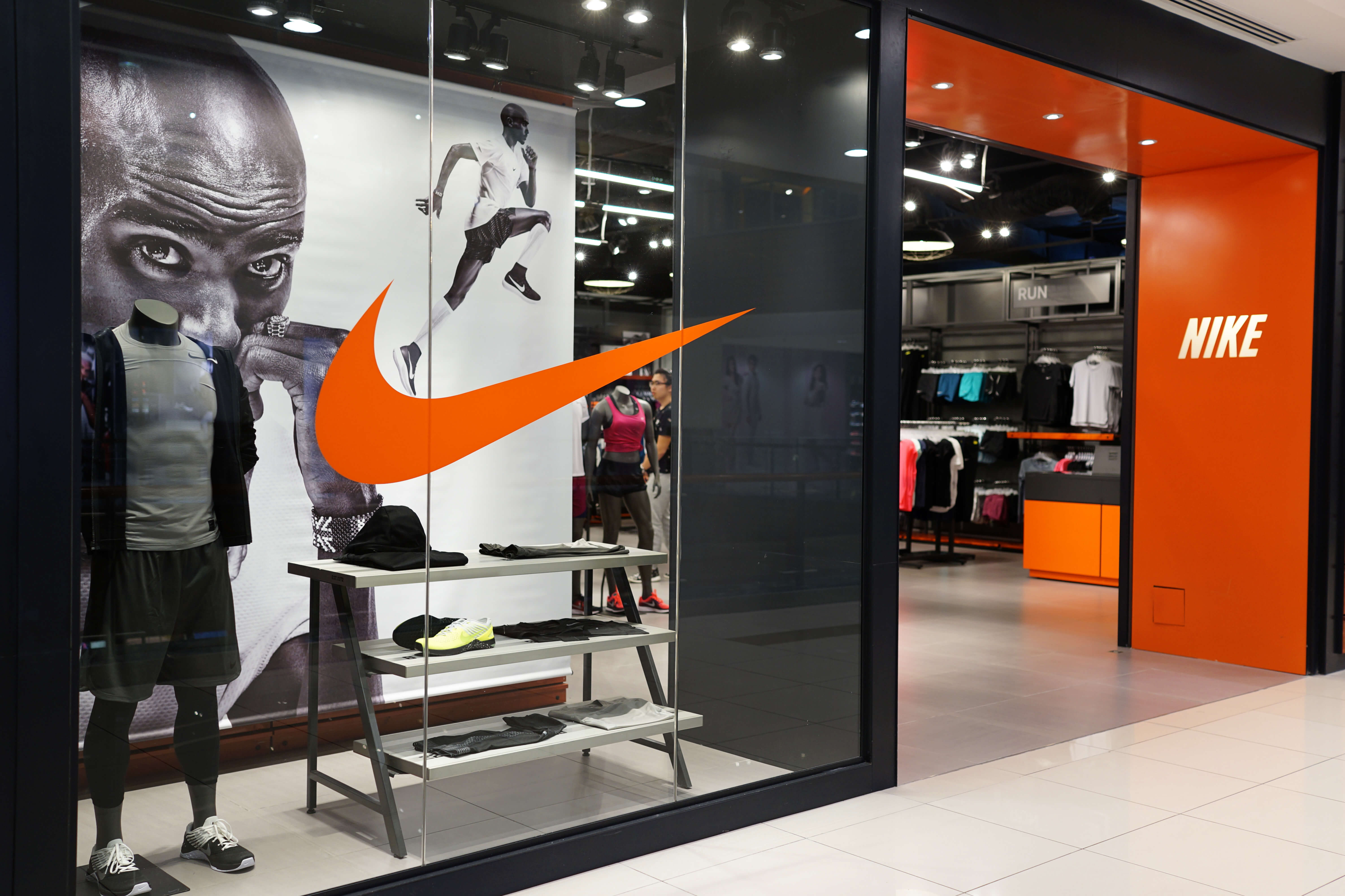 Российский найк. Первый магазин найк 1966. Компани Nike. Nike Европейский. Nike магазин.